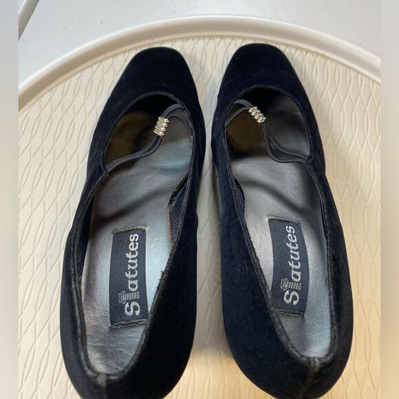 Vintage Statutes Women’s Black Velvet Pumps Accent Strap Gold Accent - Size 10 - Picture 7 of 8